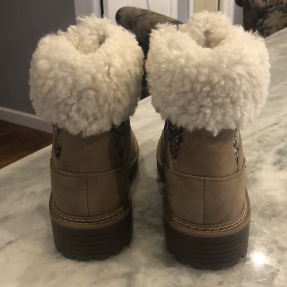 Beautiful boots, never worn. Beige with camouflage inserts. Size 8 women - Picture 2 of 4